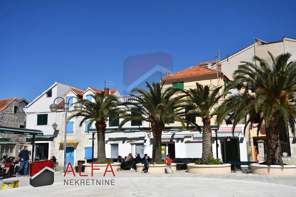 Croazia, centro di Vodice, in vendita è una grande casa da ristrutturare in una posizione eccellente con vista sul mare