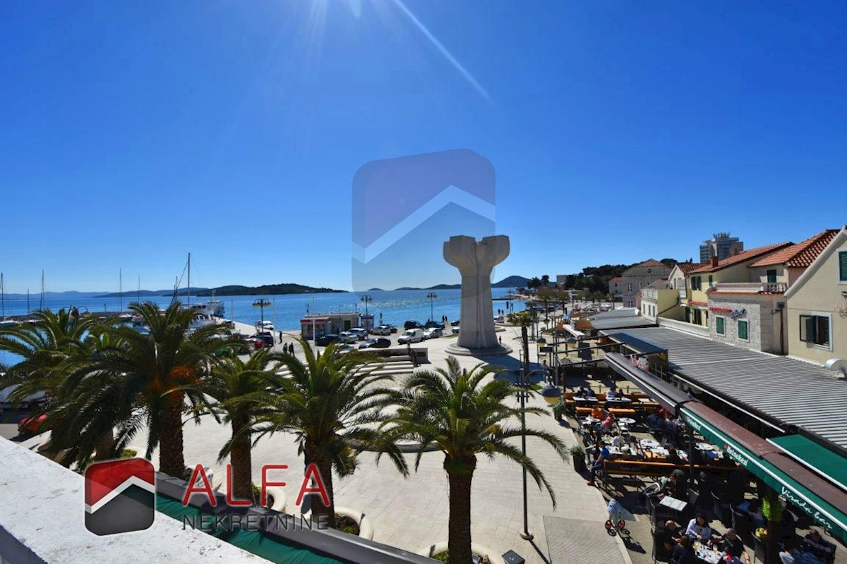 Croazia, centro di Vodice, in vendita è una grande casa da ristrutturare in una posizione eccellente con vista sul mare