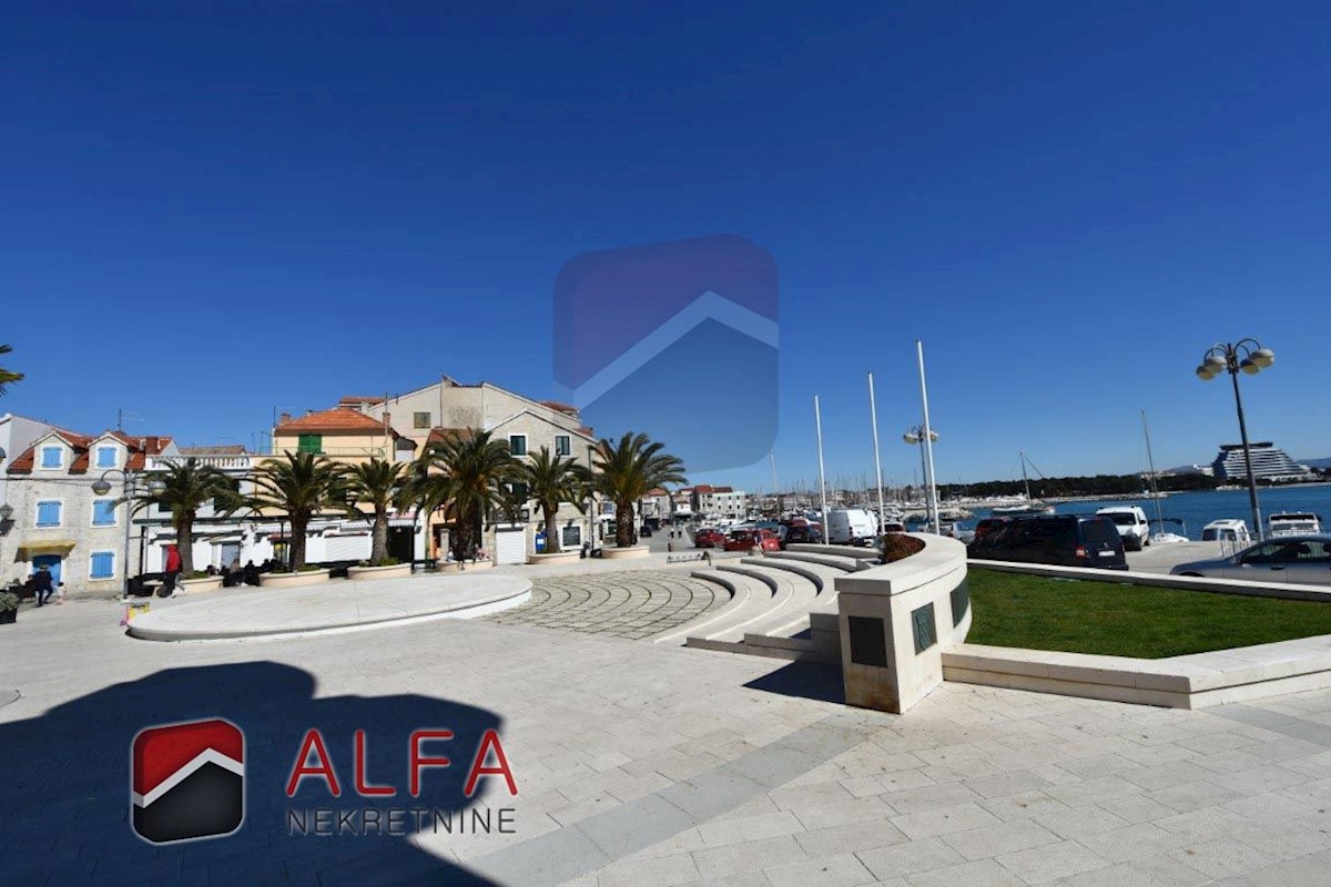 Croazia, centro di Vodice, in vendita è una grande casa da ristrutturare in una posizione eccellente con vista sul mare