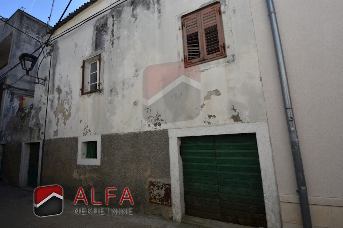 Croazia, centro di Vodice, in vendita è una grande casa da ristrutturare in una posizione eccellente con vista sul mare