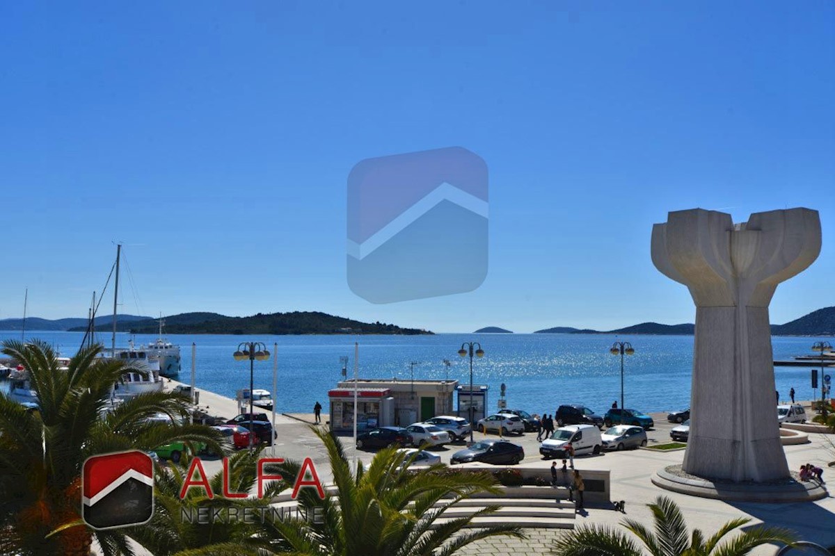 Croazia, centro di Vodice, in vendita è una grande casa da ristrutturare in una posizione eccellente con vista sul mare