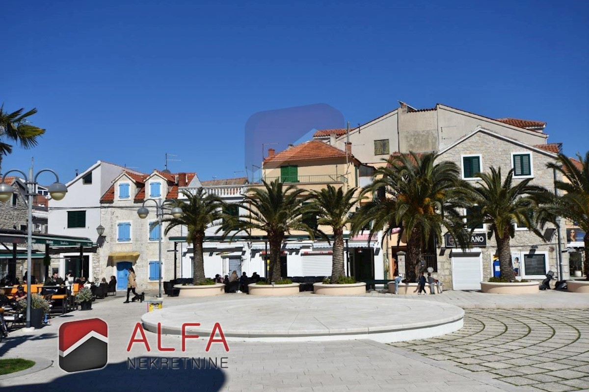 Croazia, centro di Vodice, in vendita è una grande casa da ristrutturare in una posizione eccellente con vista sul mare