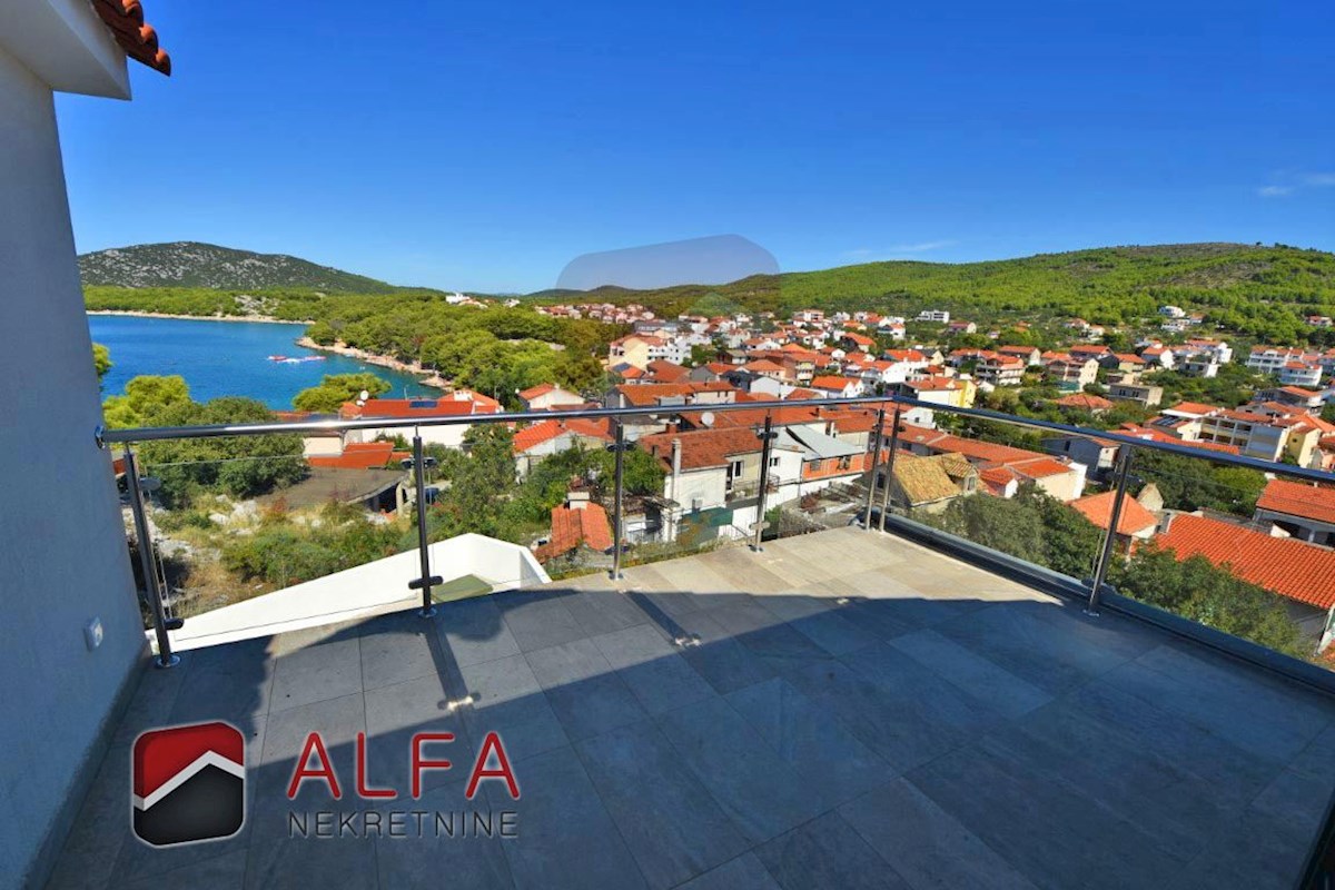 Croazia, Tribunj, casa in vendita con piscina e magnifica vista panoramica sul mare