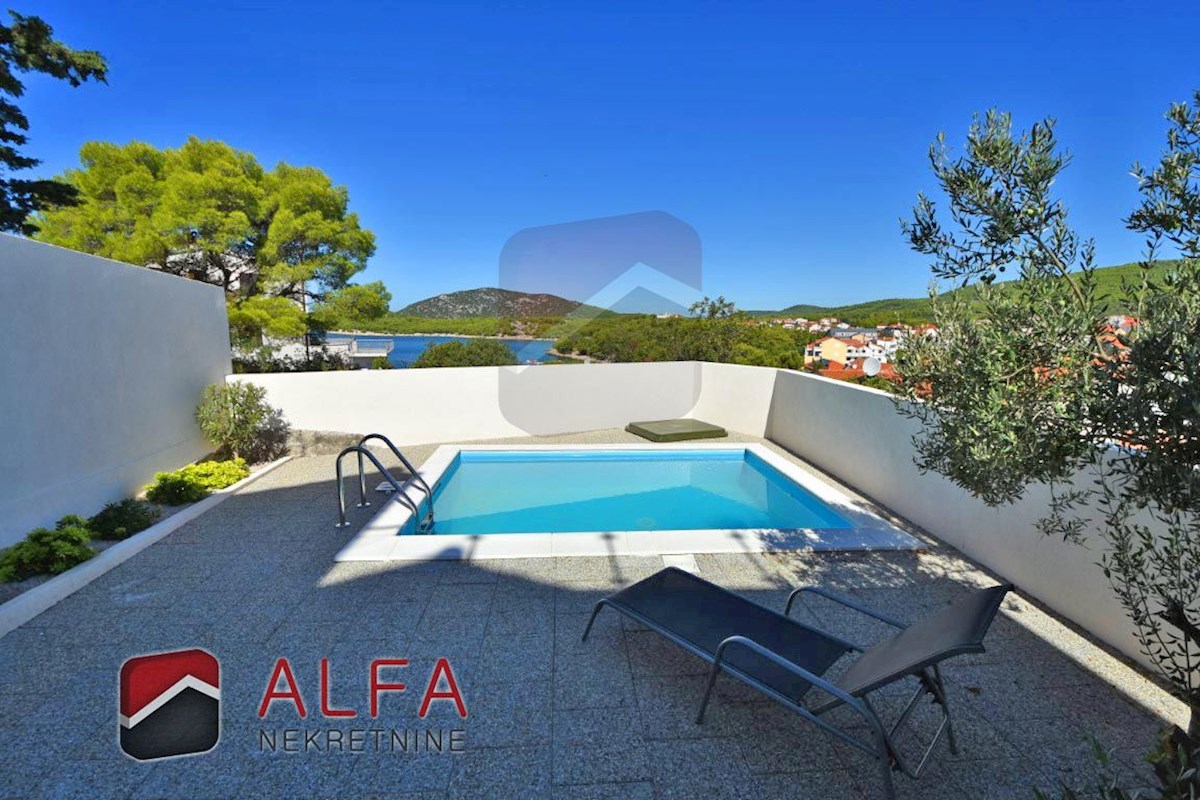 Croazia, Tribunj, casa in vendita con piscina e magnifica vista panoramica sul mare