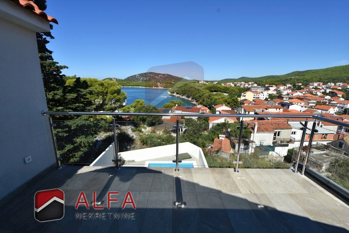 Croazia, Tribunj, casa in vendita con piscina e magnifica vista panoramica sul mare