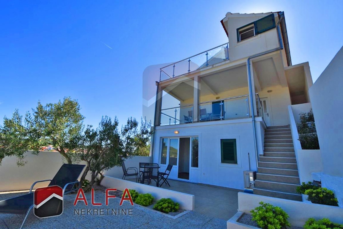 Croazia, Tribunj, casa in vendita con piscina e magnifica vista panoramica sul mare