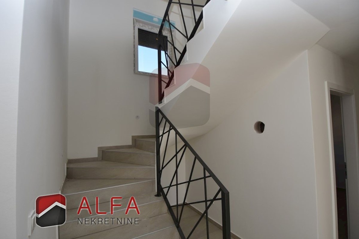 Croazia, Šibenik, Bogdanovići, vicino a Jadrija, in vendita nuova e moderna casa bifamiliare con piscina