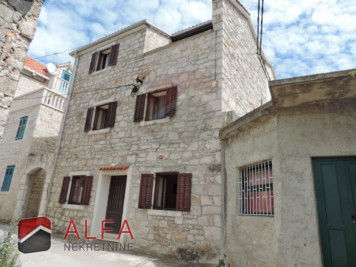 Croazia, Isola di Prvić, Šepurine, antica casa in pietra in vendita con vista mare