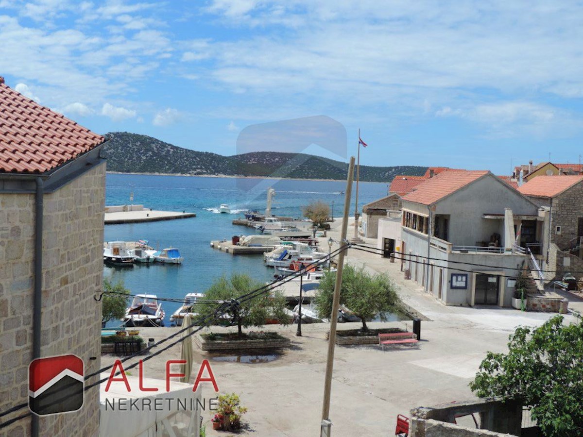 Croazia, Isola di Prvić, Šepurine, antica casa in pietra in vendita con vista mare
