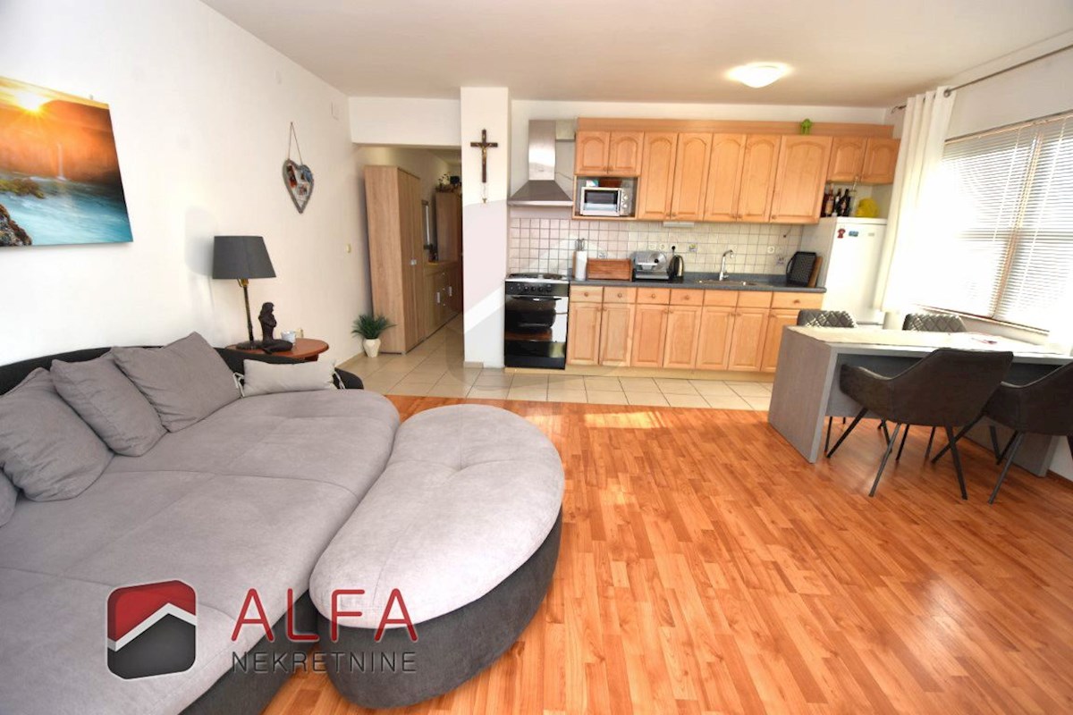 Croazia, Vodice – appartamento arredato al piano terra con cortile