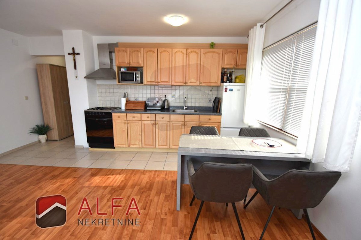 Croazia, Vodice – appartamento arredato al piano terra con cortile