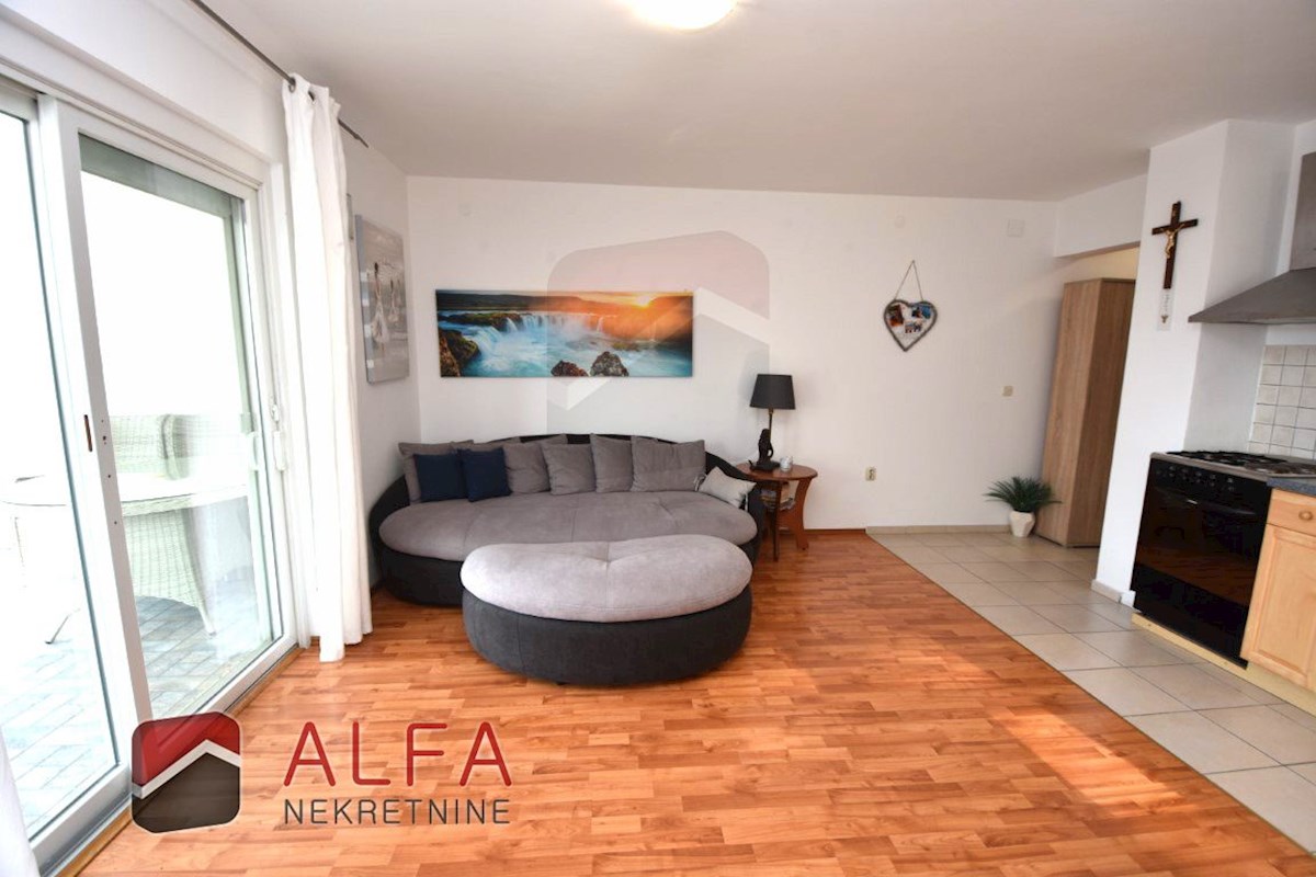 Croazia, Vodice – appartamento arredato al piano terra con cortile