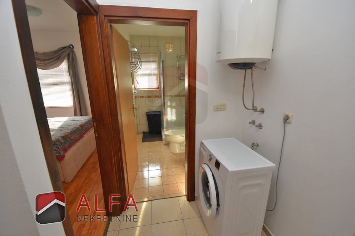 Croazia, Vodice – appartamento arredato al piano terra con cortile