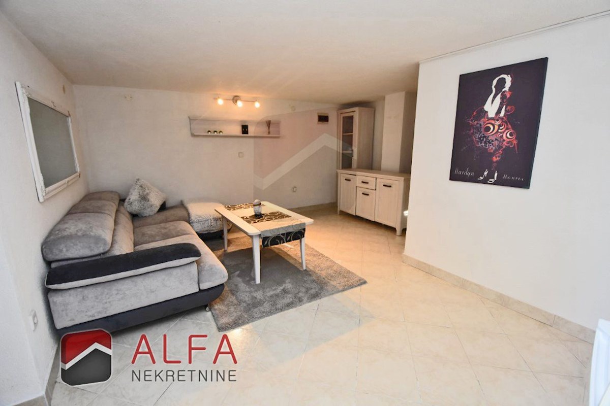 Croazia, Vodice – appartamento arredato al piano terra con cortile