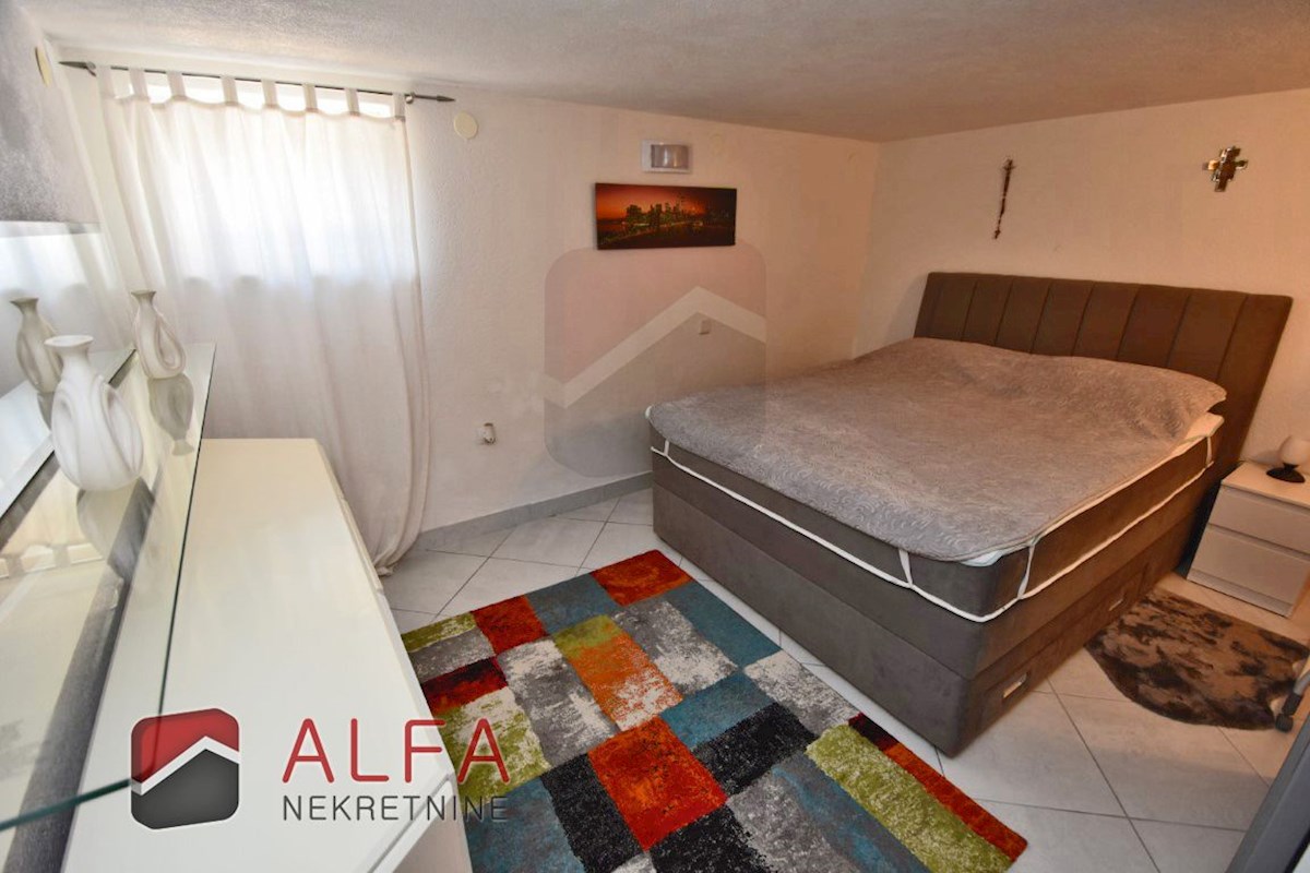 Croazia, Vodice – appartamento arredato al piano terra con cortile