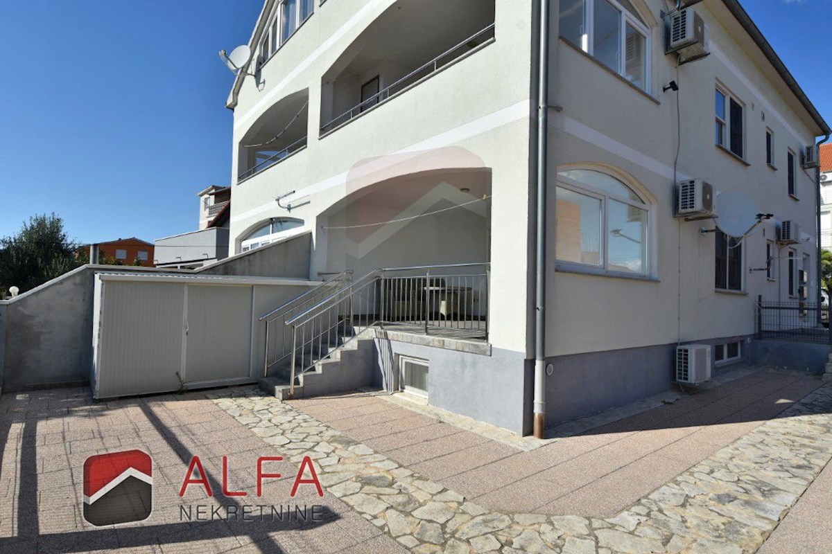 Croazia, Vodice – appartamento arredato al piano terra con cortile