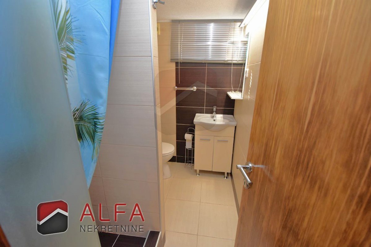 Croazia, Vodice – appartamento arredato al piano terra con cortile