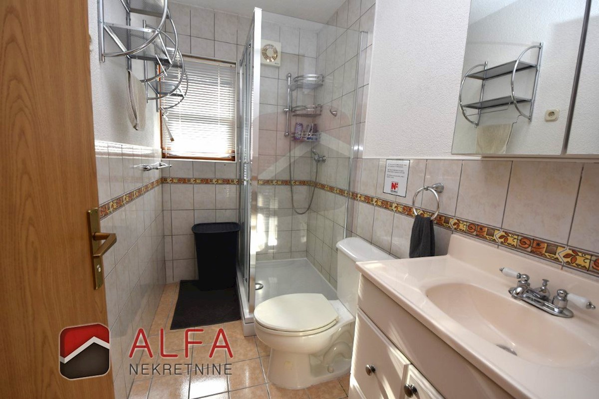 Croazia, Vodice – appartamento arredato al piano terra con cortile