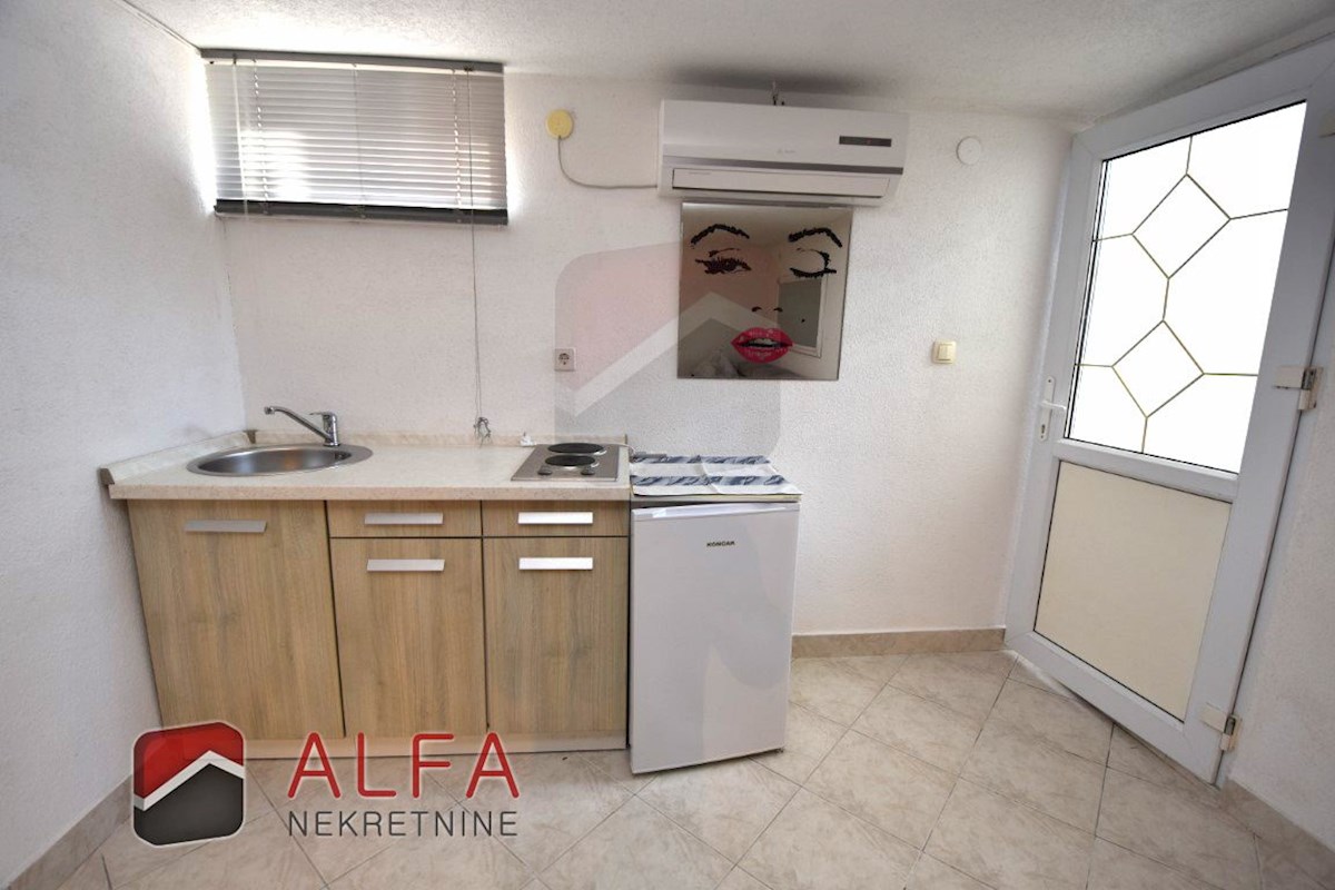 Croazia, Vodice – appartamento arredato al piano terra con cortile