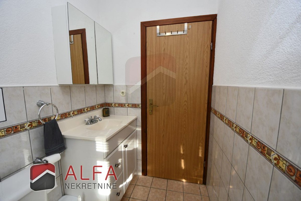 Croazia, Vodice – appartamento arredato al piano terra con cortile