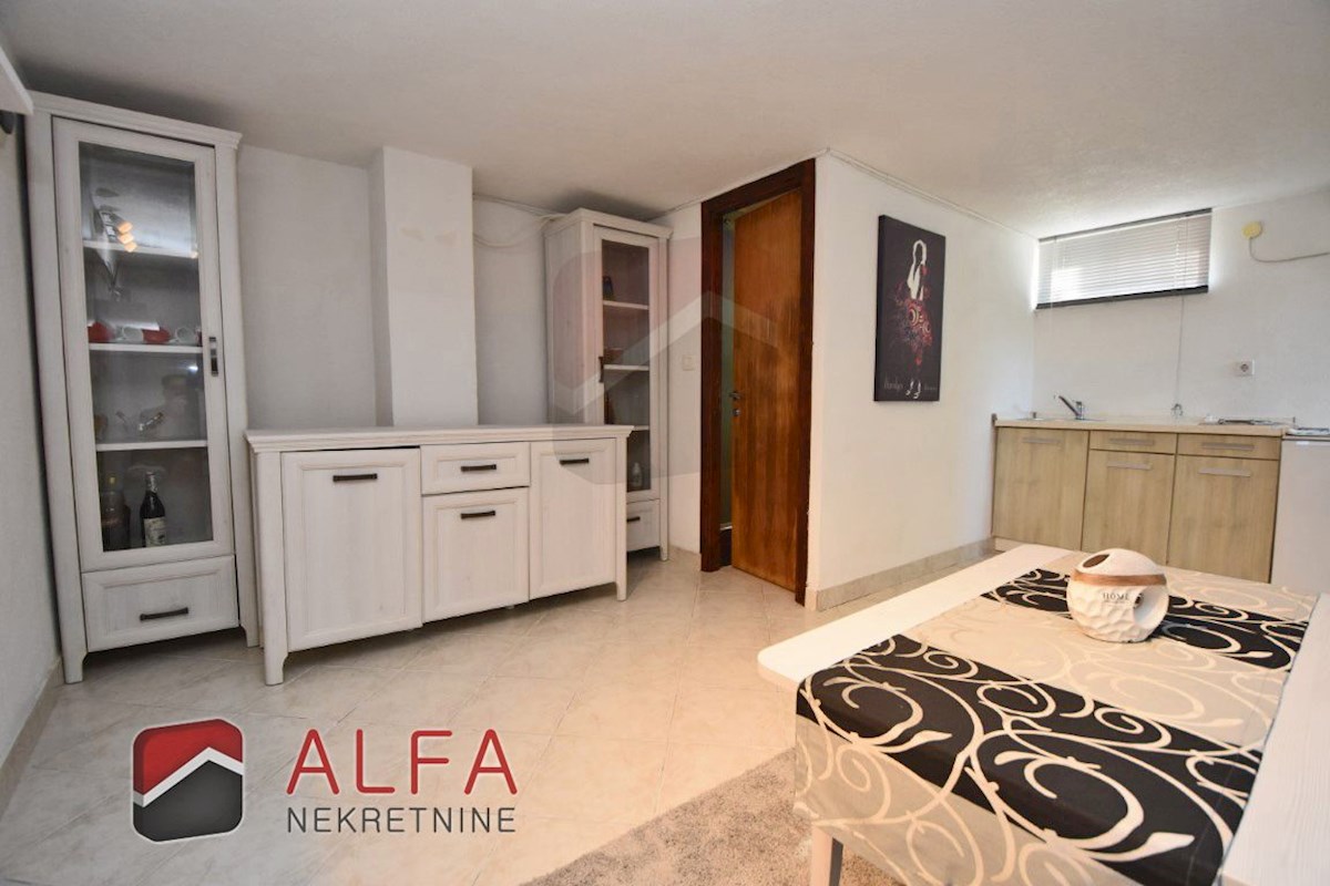 Croazia, Vodice – appartamento arredato al piano terra con cortile