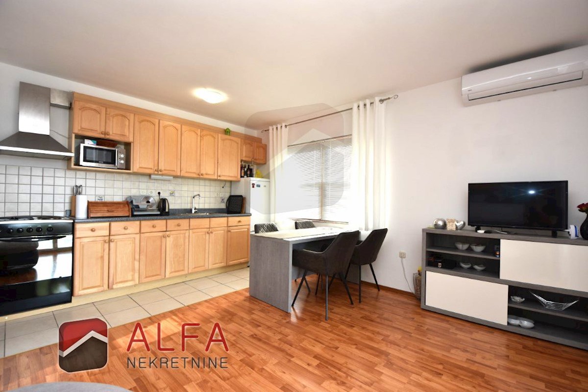 Croazia, Vodice – appartamento arredato al piano terra con cortile