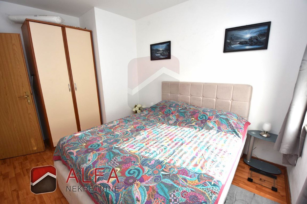 Croazia, Vodice – appartamento arredato al piano terra con cortile