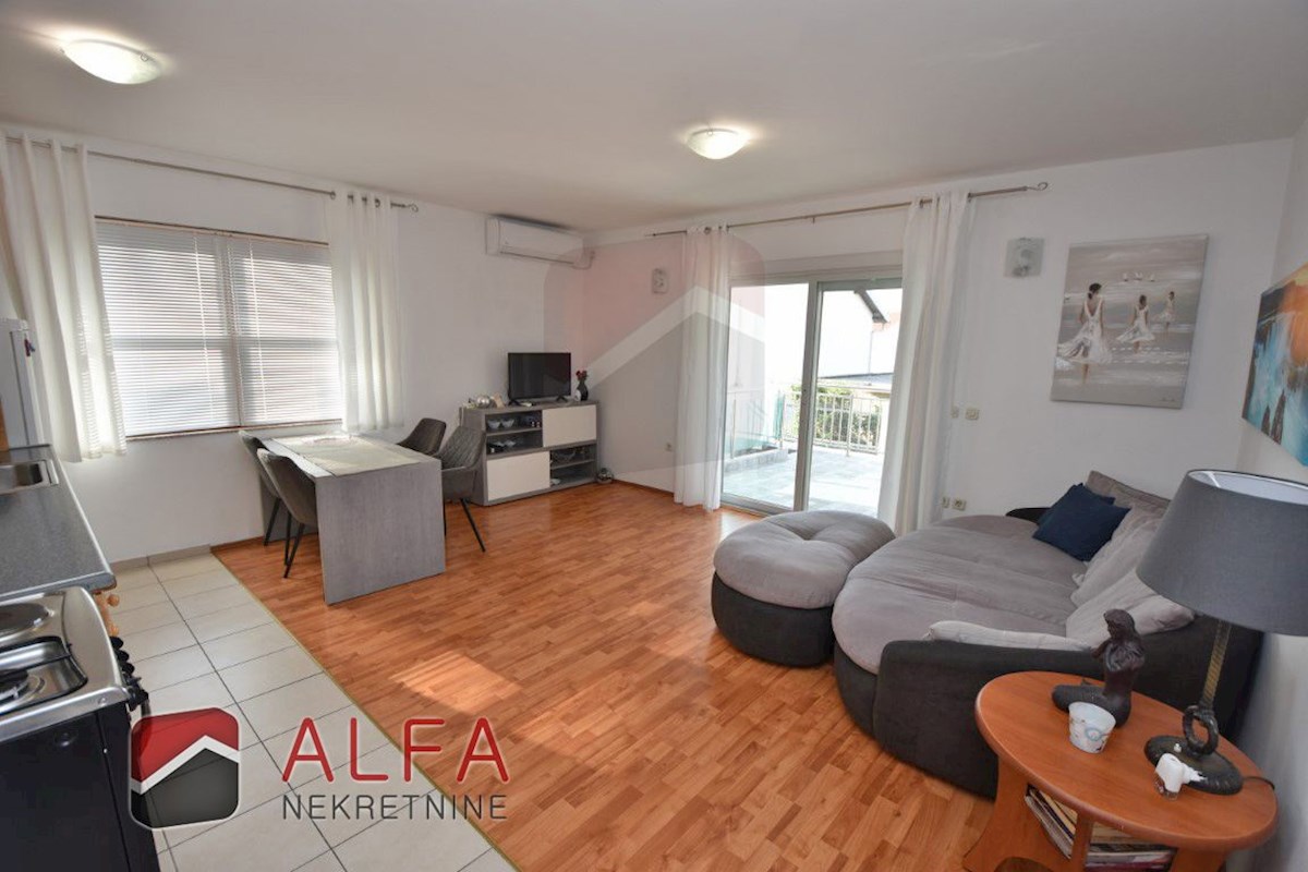 Croazia, Vodice – appartamento arredato al piano terra con cortile