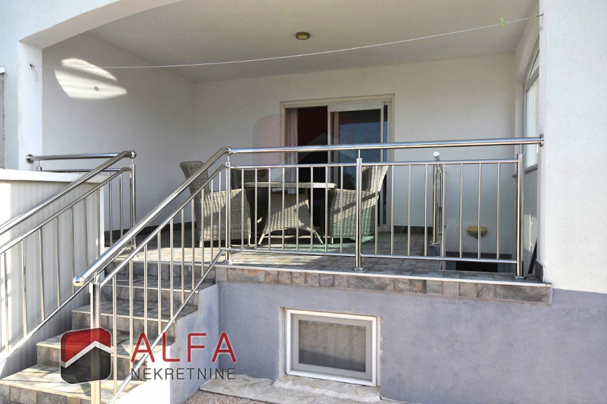 Croazia, Vodice – appartamento arredato al piano terra con cortile