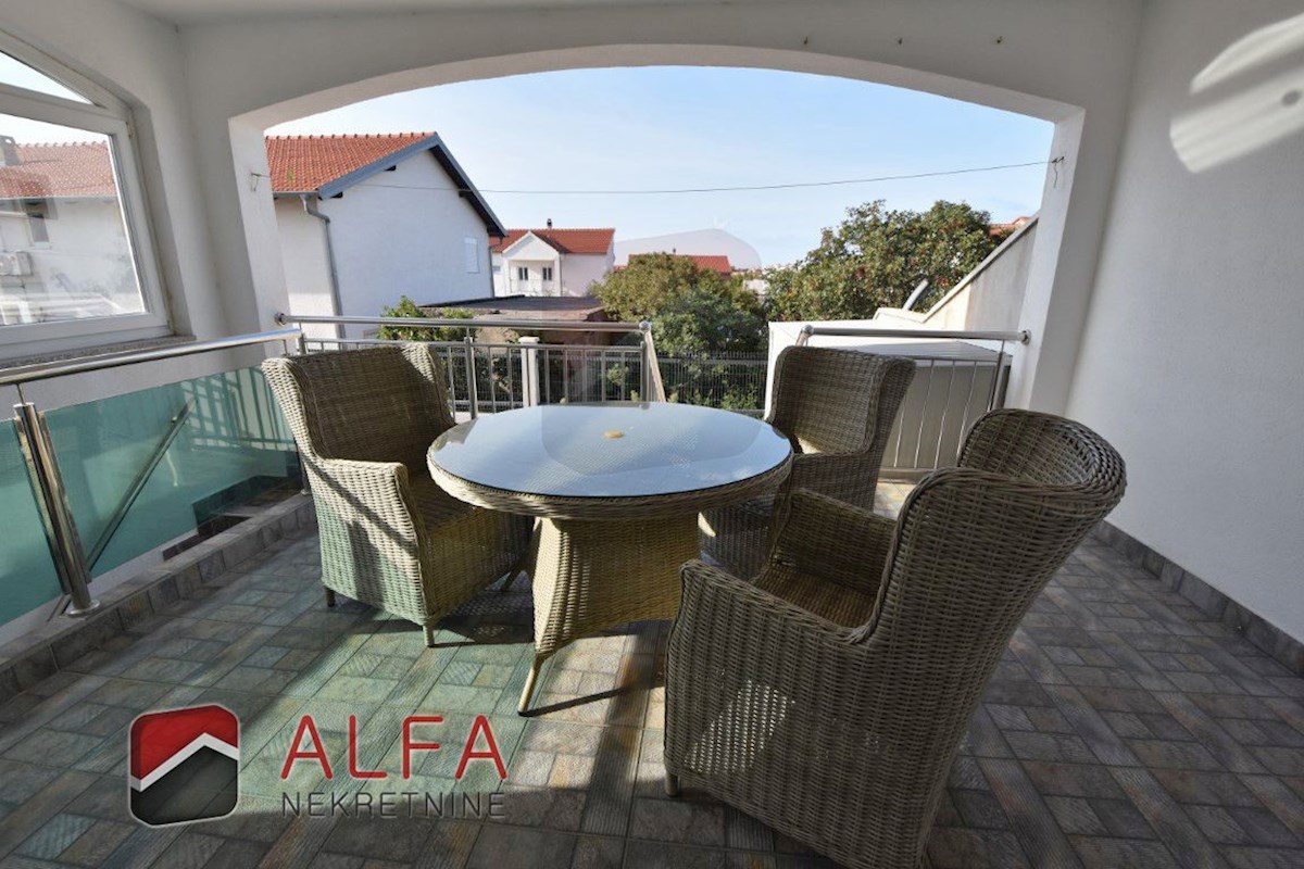 Croazia, Vodice – appartamento arredato al piano terra con cortile