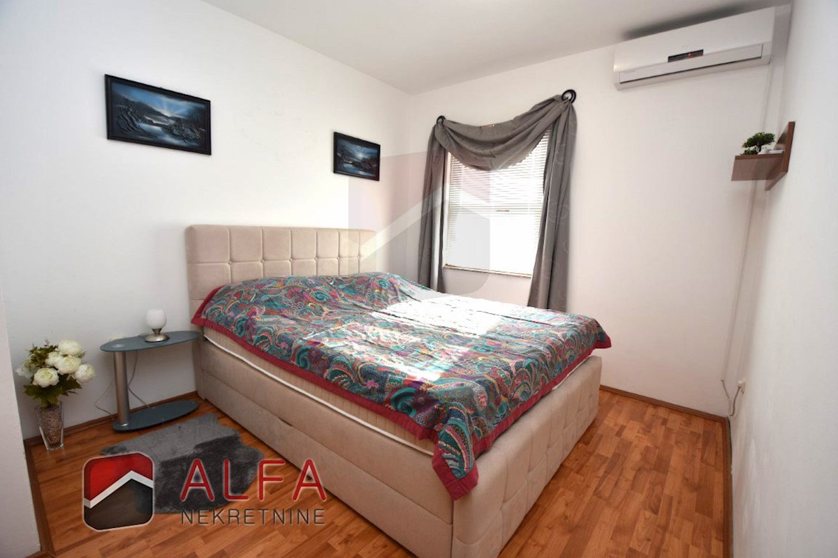 Croazia, Vodice – appartamento arredato al piano terra con cortile