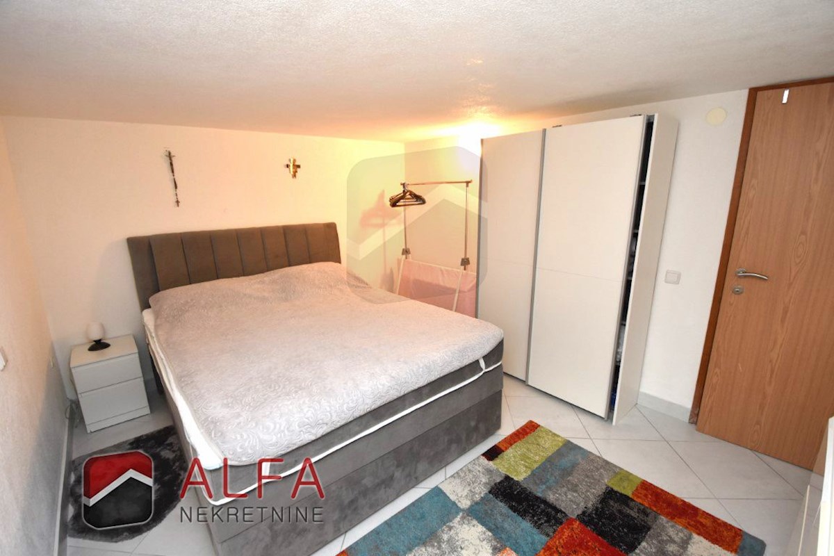 Croazia, Vodice – appartamento arredato al piano terra con cortile