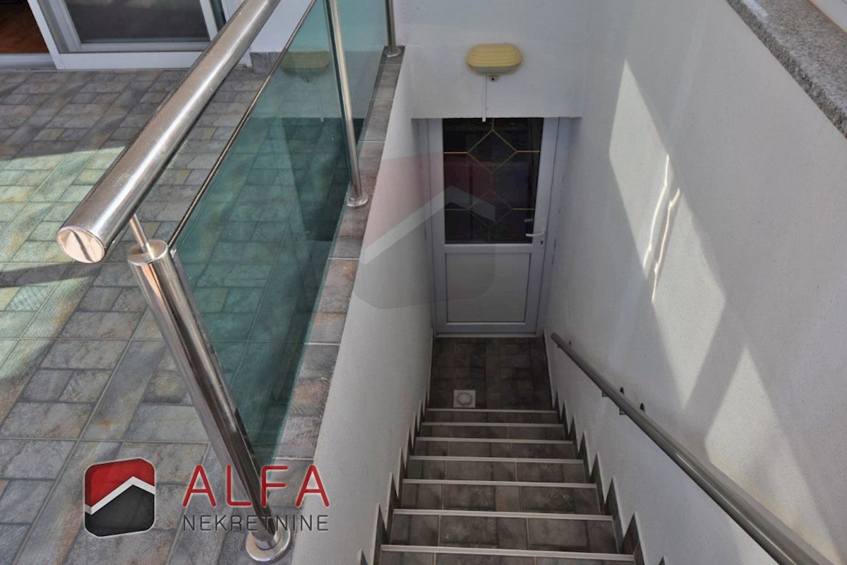 Croazia, Vodice – appartamento arredato al piano terra con cortile