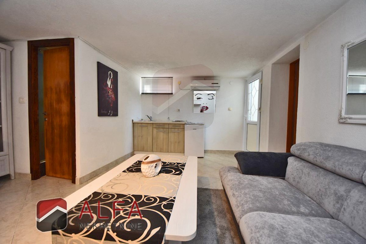 Croazia, Vodice – appartamento arredato al piano terra con cortile