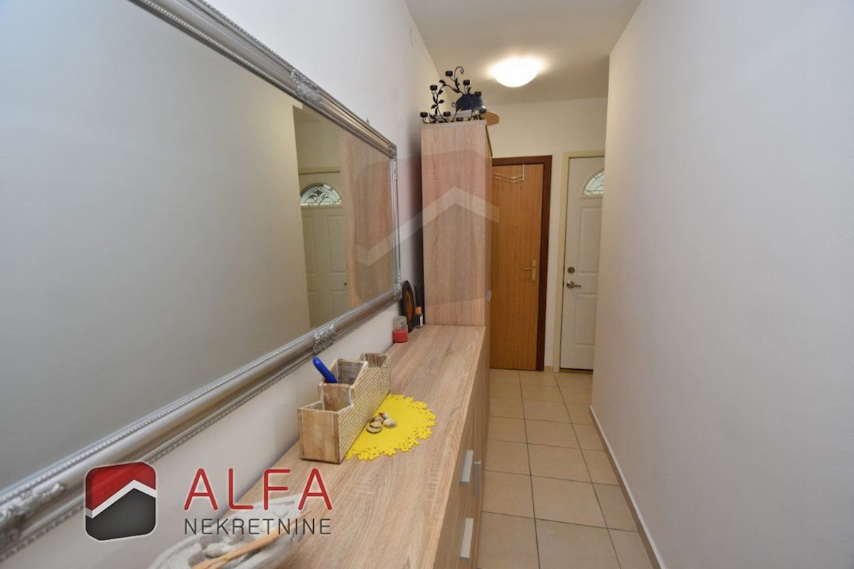 Croazia, Vodice – appartamento arredato al piano terra con cortile