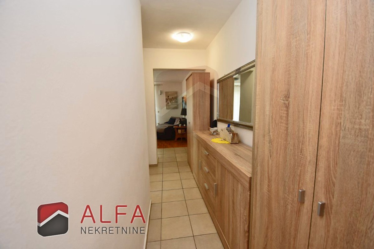 Croazia, Vodice – appartamento arredato al piano terra con cortile