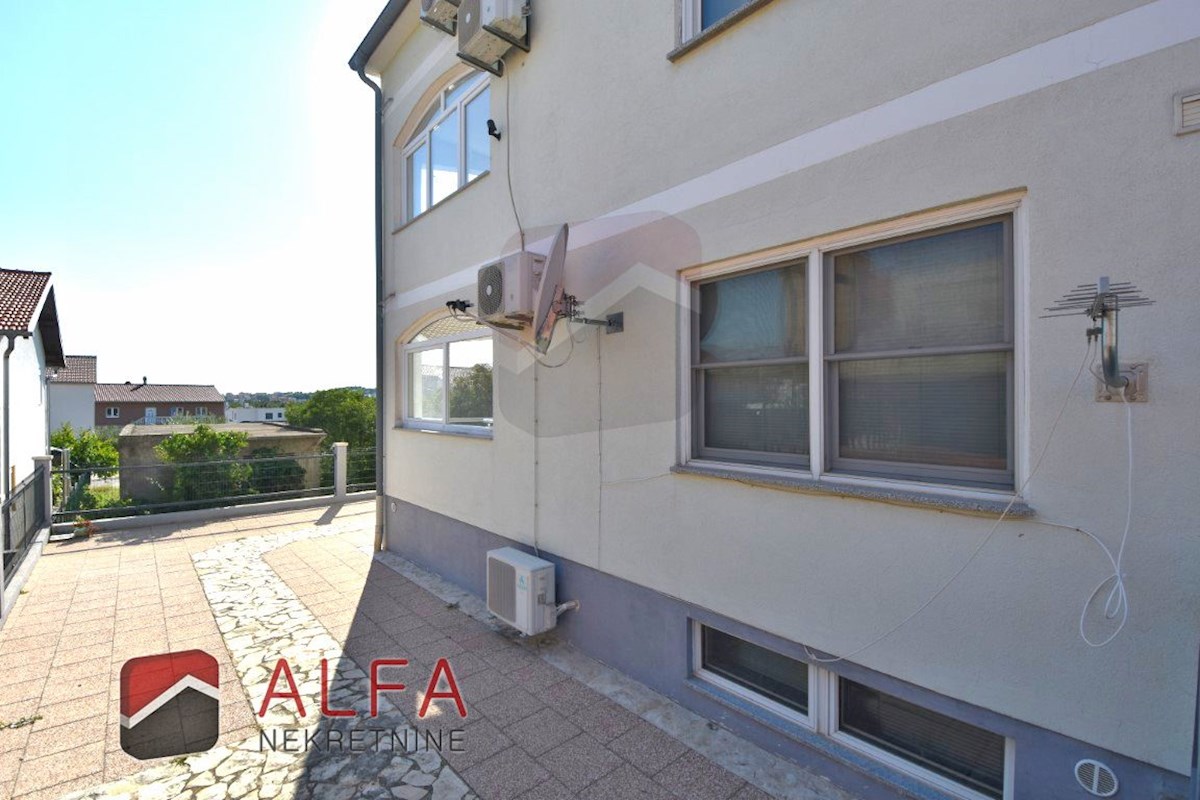 Croazia, Vodice – appartamento arredato al piano terra con cortile