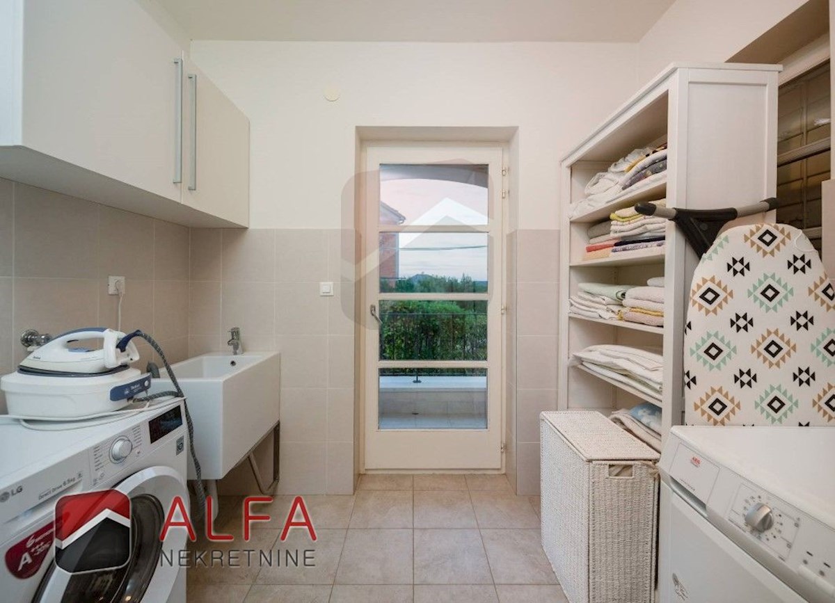 Croazia, Vodice: Villa di lusso per famiglie in vendita, con piscina, garage e vista mare