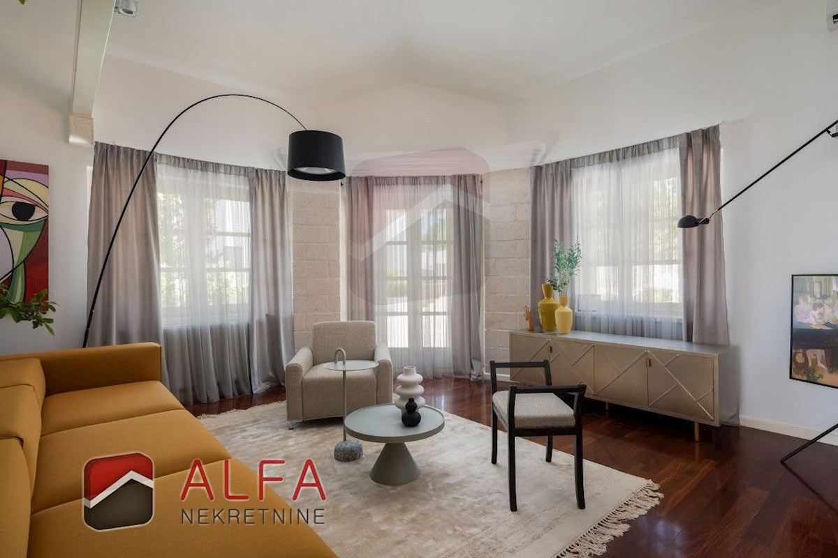 Croazia, Vodice: Villa di lusso per famiglie in vendita, con piscina, garage e vista mare