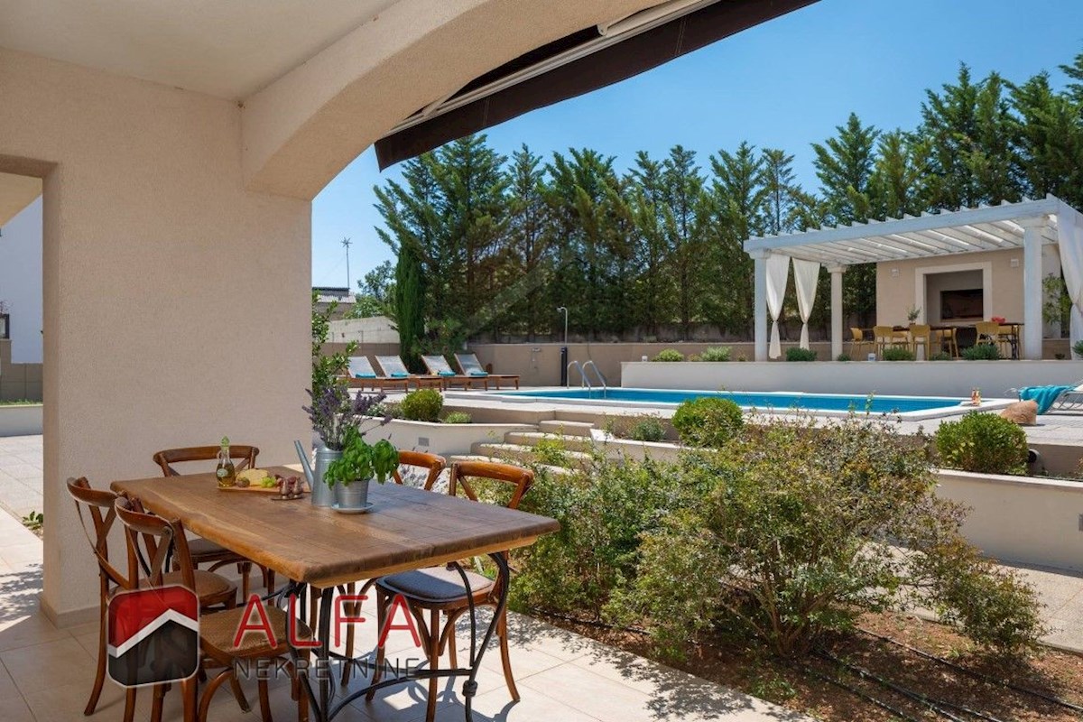 Croazia, Vodice: Villa di lusso per famiglie in vendita, con piscina, garage e vista mare