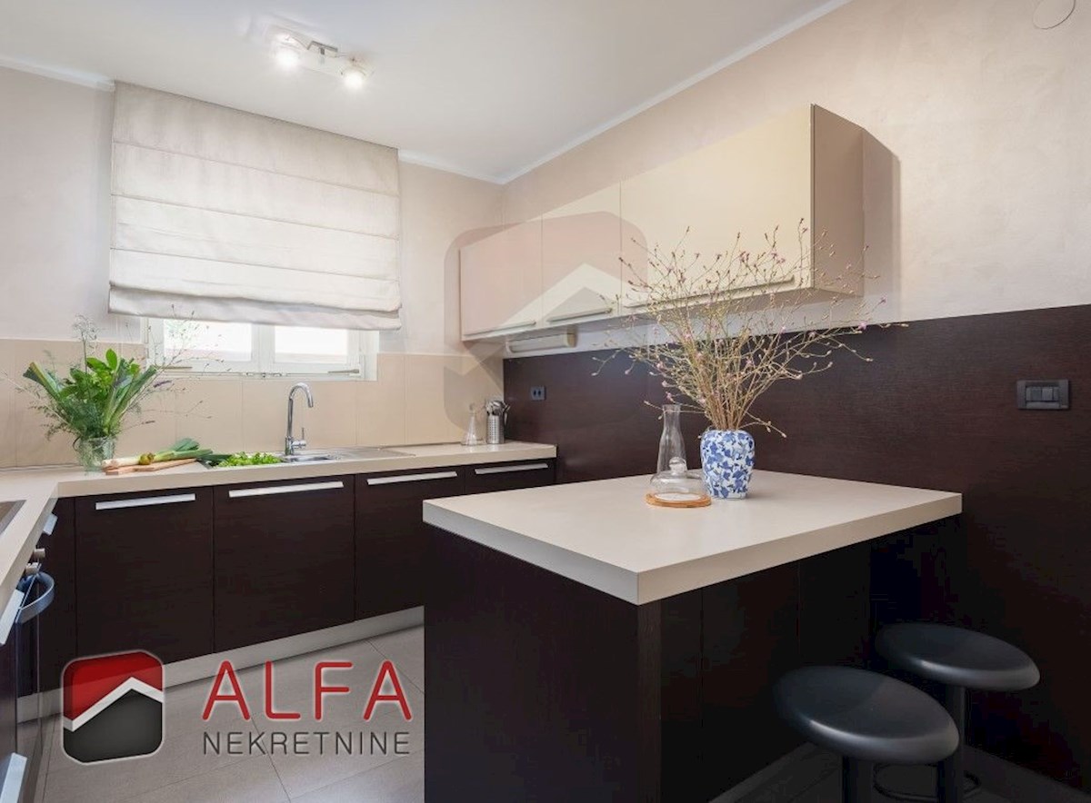 Croazia, Vodice: Villa di lusso per famiglie in vendita, con piscina, garage e vista mare