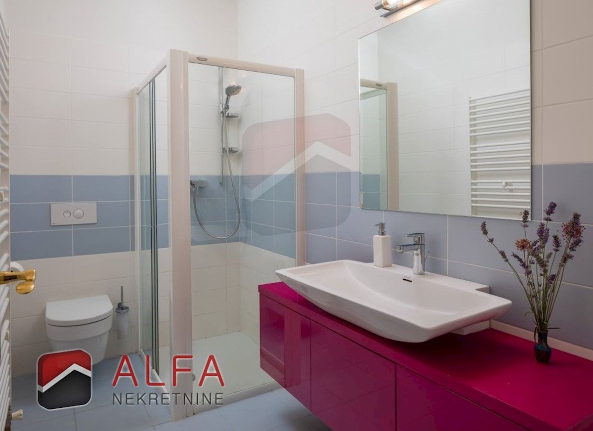 Croazia, Vodice: Villa di lusso per famiglie in vendita, con piscina, garage e vista mare