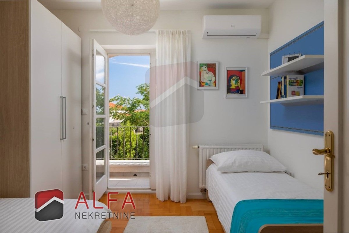 Croazia, Vodice: Villa di lusso per famiglie in vendita, con piscina, garage e vista mare