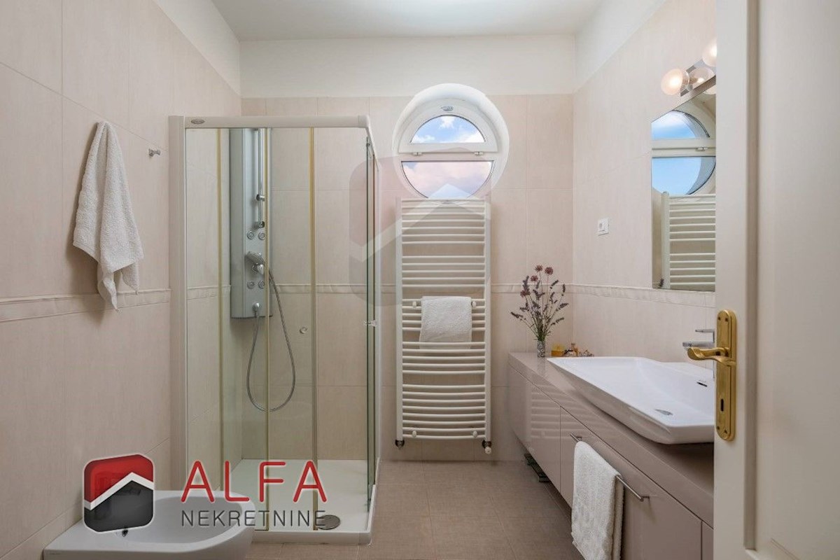 Croazia, Vodice: Villa di lusso per famiglie in vendita, con piscina, garage e vista mare