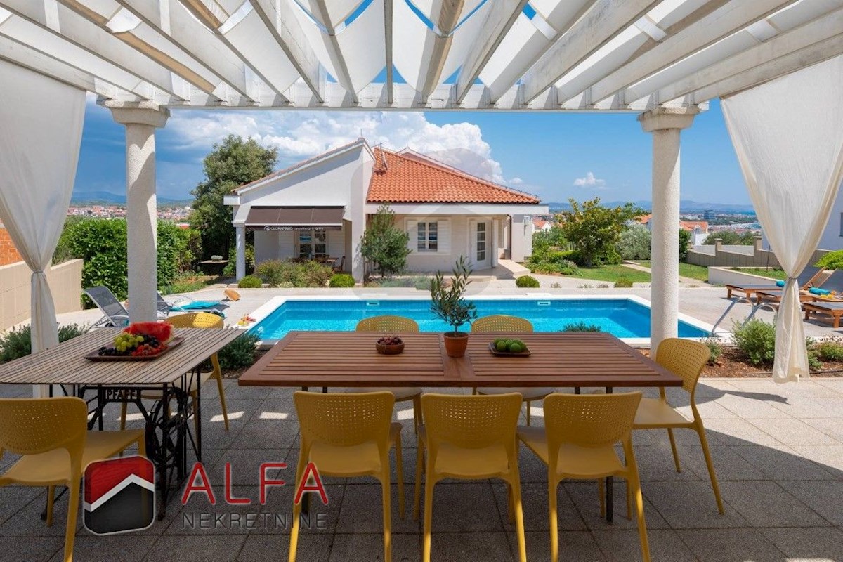 Croazia, Vodice: Villa di lusso per famiglie in vendita, con piscina, garage e vista mare