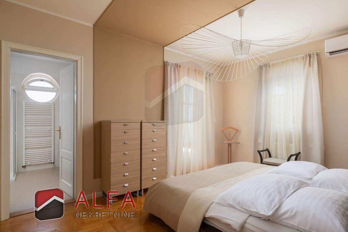 Croazia, Vodice: Villa di lusso per famiglie in vendita, con piscina, garage e vista mare