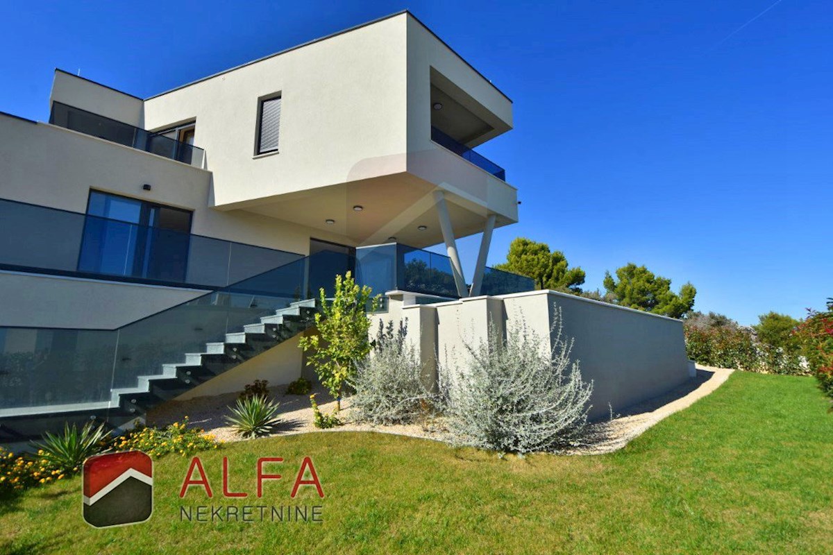 Croazia, Isola di Murter, Betina – ATTRAENTE – nuova villa di lusso per famiglie in vendita, piscina, garage e vista mare