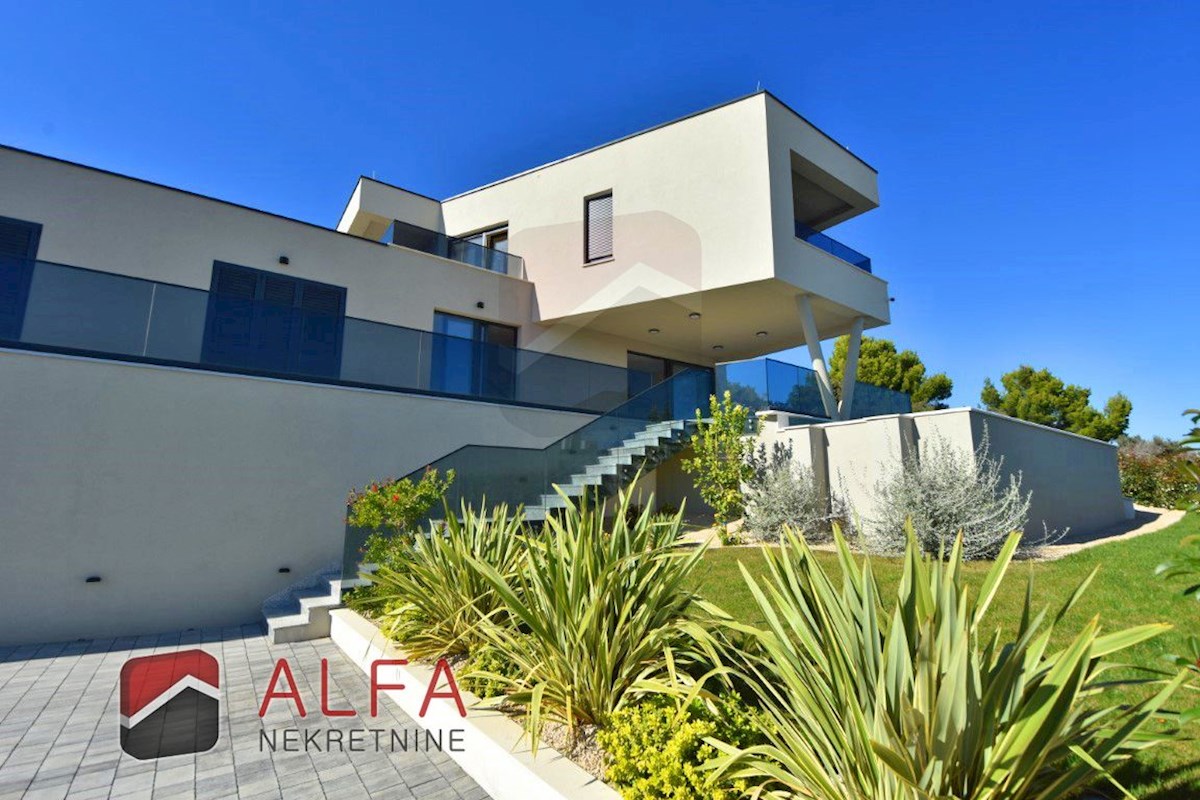 Croazia, Isola di Murter, Betina – ATTRAENTE – nuova villa di lusso per famiglie in vendita, piscina, garage e vista mare