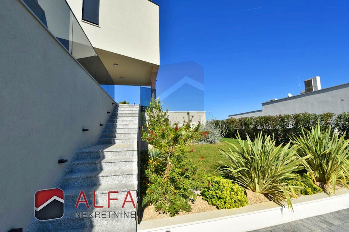 Croazia, Isola di Murter, Betina – ATTRAENTE – nuova villa di lusso per famiglie in vendita, piscina, garage e vista mare