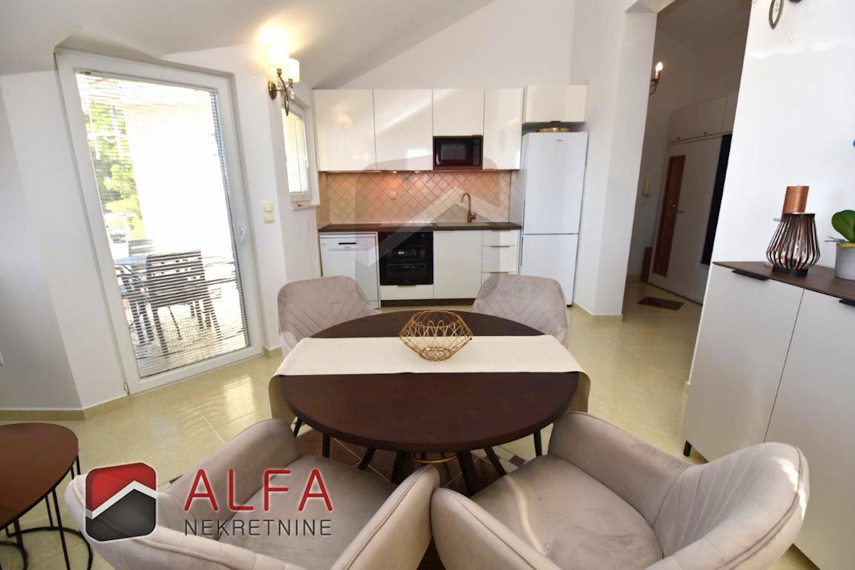 Croazia, Vodice, appartamento con due camere da letto splendidamente arredato in vendita vicino al mare